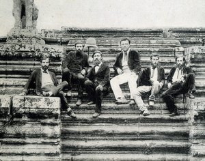 Groepsportret van leden van de Mekong Verkenningsexpeditie 1866-1868 (Garnier, Doudart de Lagrée) op de trappen van Angkor Vat door Unknown photographer