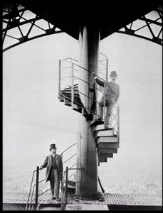 Gustave Eiffel en zijn schoonzoon Adolphe Salles op de trap van de Eiffeltoren, Parijs