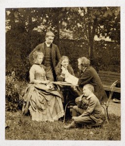 Gustave Eiffel met familie. Fotografie 1882 door Unknown photographer