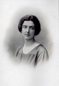Halflang portret van prinses Jolanda van Savoye, glimlachend op haar trouwdag door Unknown photographer