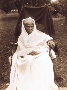 Harriet Tubman, volledige portret, zittend in stoel, naar voren gericht, waarschijnlijk in haar huis in Auburn, New York