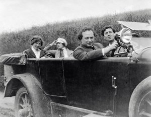 Helene Berg, Alma Mahler, Franz Werfel en Alban Berg gefotografeerd in auto