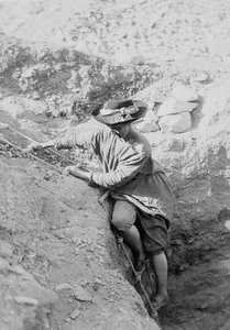 Hilda Petrie (née Urlin) daalt af met een touwladder in een grafschacht, Mogelijk in Denderah