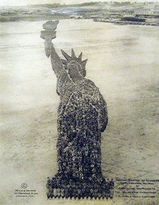 Menselijk Vrijheidsbeeld gevormd door Amerikaanse soldaten