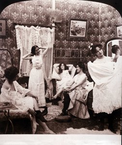 Interieur van een bordeel aan het einde van de 19e eeuw door Unknown photographer