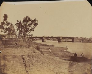 IJzeren brug met stenen pijlers, met burgers op de voorgrond, Gumti-rivier, Lucknow door Unknown photographer