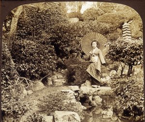 Japanse kimono paraplu in een tuin - fotografie, eind 19e eeuw door Unknown photographer
