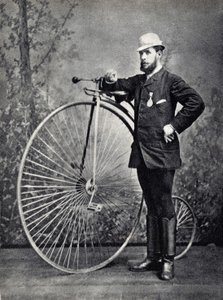 Man poseert met de grote bi, de voorloper van de velocipede. Fotografie, eind 19e eeuw, Parijs. Coll. Selva.