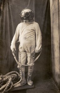 Man met duikpak om hem tegen vuur te beschermen door Unknown photographer
