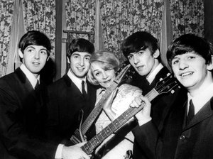 Marlene Dietrich met band Beatles Paul McCartney John Lennon George Harrison en Ringo Starr november 1963