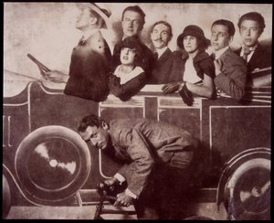 Max Morise, Simone Breton, Paul Eluard, Joseph Delteil, Gala Desnos, Andre Breton en Max Ernst (op de fiets), op de Foire de Montmartre door Unknown photographer