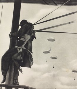 Moment voor de sprong, RAF-luchtvaarder klaar om uit het vliegtuig te springen met parachute, foto uit Illustrated London News, 29 juni