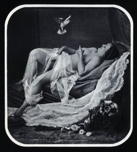 Naakte vrouw liggend rond 1850 Anonieme fotografie
