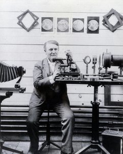 Foto van Thomas-Alwa Edison voor zijn fonograaf door Unknown photographer