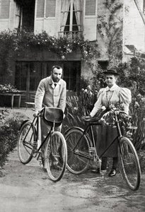 Pierre en Marie Curie in hun tuin door Unknown photographer