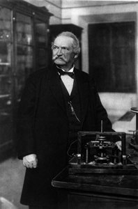 Portret van Antonio Pacinotti Italiaanse natuurkundige (1841-1912) met zijn Ring (Anello) door Unknown photographer