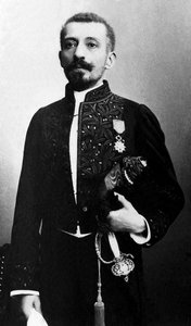 Portret van Pierre Loti (1850-1923), romanschrijver en officier van de Franse marine, in een academisch kostuum.