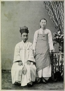 Portret van een Koreaanse ambtenaar en zijn vrouw aan het eind van de 19e eeuw door Unknown photographer