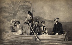 Portret van een familie met een fotograaf, in scène gezet in een boot. Fotografie, eind 19e eeuw, Parijs. Coll. Selva. door Unknown photographer