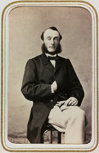 Portret van een man, carte de visite; de steun bevat de aanduiding "Robert Ditzinger (1826-1891)" door Unknown photographer
