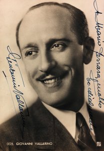 Portret met toewijding en handtekening van de Italiaanse zanger Giovanni Vallarino; ansichtkaart door Unknown photographer