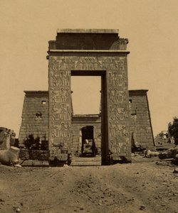 Propylon (triomfboog) en pyloon in de Vallei van de Rammen, onderdeel van de Tempel van Ramses IV in Thebe. 1880 (foto)