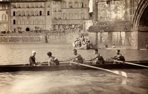 Roeien op de Arno rivier, Florence