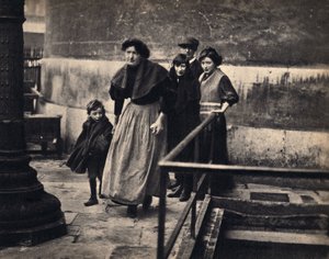 Scène van een uitgezette familie in Parijs. Fotografie, eind 19e eeuw, Parijs. Coll. Selva. door Unknown photographer