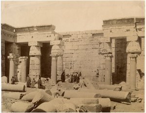 Tweede binnenplaats van de dodentempel van Ramses III, noordzijde, Medinet Habu, Egypte, ca. 1890 door Unknown photographer
