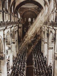 Zonnestralen in de St. Pauls Kathedraal tijdens de dienst voor het zilveren jubileum van koning George V, Londen, Verenigd Koninkrijk, foto uit Illustrated London News, 11 mei