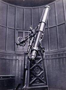 De telescoop van Giovanni Virginio Schiaparelli (1835-1910) astrofysicus in Brera (Milaan). Hij observeerde rechtlijnige configuraties op de planeet Mars, die hij de Martiaanse kanalen (canali) noemde door Unknown photographer
