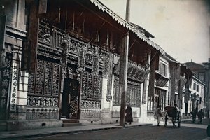Uitzicht op gebouwen langs een weg in China door Unknown photographer