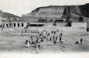 Uitzicht op het strand van Mesnil Val met zijn casino en terrassen, Manche Normandië, ansichtkaart uit het begin van de 20e eeuw door Unknown photographer