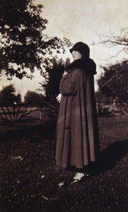 Vintage foto van een Franse vrouw met hoed en jas, ca. 1920 (zwart-wit foto) door Unknown photographer