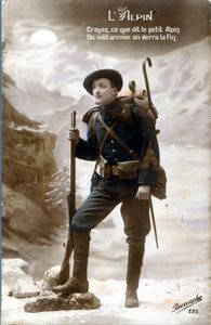 WWI ansichtkaart, Alpine jager. "Geloof wat de kleine Alpine zegt, het militarisme zal het einde zien." (foto) door Unknown photographer