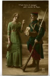 Oorlog 1914 - 1918 (14-18): ansichtkaart uit die tijd met een Franse soldaat in blauw-horizon-uniform (blauwe horizon) die het brood en de wijn in ontvangst neemt die een jonge vrouw hem brengt: drink en eet om het land te redden - voedsel -...