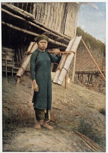 Waterdrager in Tonkin, Vietnam, circa 1898 - fotografie door Unknown photographer