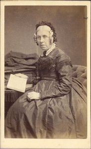 Vrouw met boek, ca 1860 (foto)