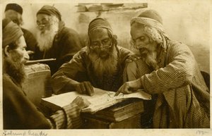 Jemenitische Joodse mannen bestuderen heilige teksten, Jeruzalem, ca. 1900 (z/w foto) door Unknown photographer