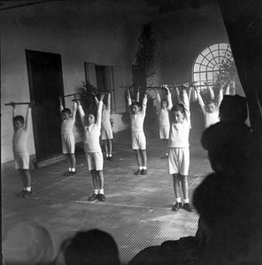 sport, lichamelijke opvoeding, schoolgym door Unknown photographer