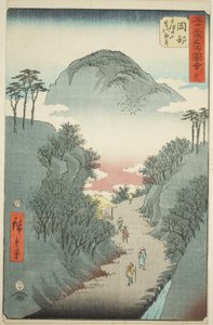 Okabe: Smalle Met Klimop Begroeide Weg bij de Berg Utsu (Okabe, Utsu no yama tsuta no hosomichi), nr. 22 uit de serie "Beroemde Zichten van de Drieënvijftig Stations (Gojusan tsugi meisho zue)," ook bekend als de Verticale Tokaido