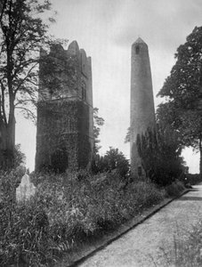 De Ronde Toren van Swords, Dublin, Ierland, vanuit het oosten, 1924-1926 door Valentine and Sons Ltd