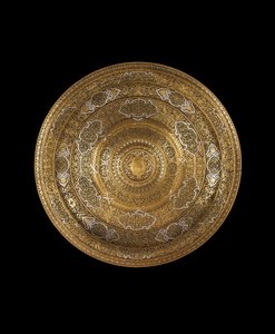Schaal van gegraveerd hoog-tin brons ingelegd met zilver, in het midden een wapenschild, circa 1530-1550