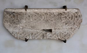 Steen met inscriptie en decoraties (foto)