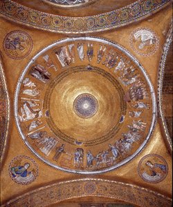 Uitzicht op de koepel met mozaïeken op een gouden achtergrond (Romaans en Byzantijnse stijl) door Veneto Byzantine School