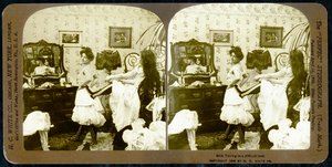 Stereoscopische kaart die een vrouw toont die in een korset wordt geregen, ca. 1900 door Vermont, USA H.C. White Company