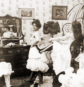 Stereoscopische kaart die een vrouw toont die in een korset wordt geregen, c.1900 door Vermont, USA H.C. White Company