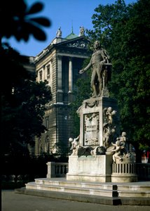 Monument ter ere van de Oostenrijkse componist Wolfgang Amadeus Mozart (1756-1791). Beeldhouwwerk door Victor Tilgner (1844-1896) 1896. Wenen, Burggarten, Oostenrijk door Victor Tilgner