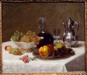 Stilleven van fruit (druiven, kweepeer en peer), zilverwerk en wijnkan