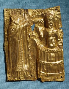 Tamdrup platen, geperst goudfolie die bisschop Poppo toont die koning Harald Bluetooth van Denemarken doopt in 963